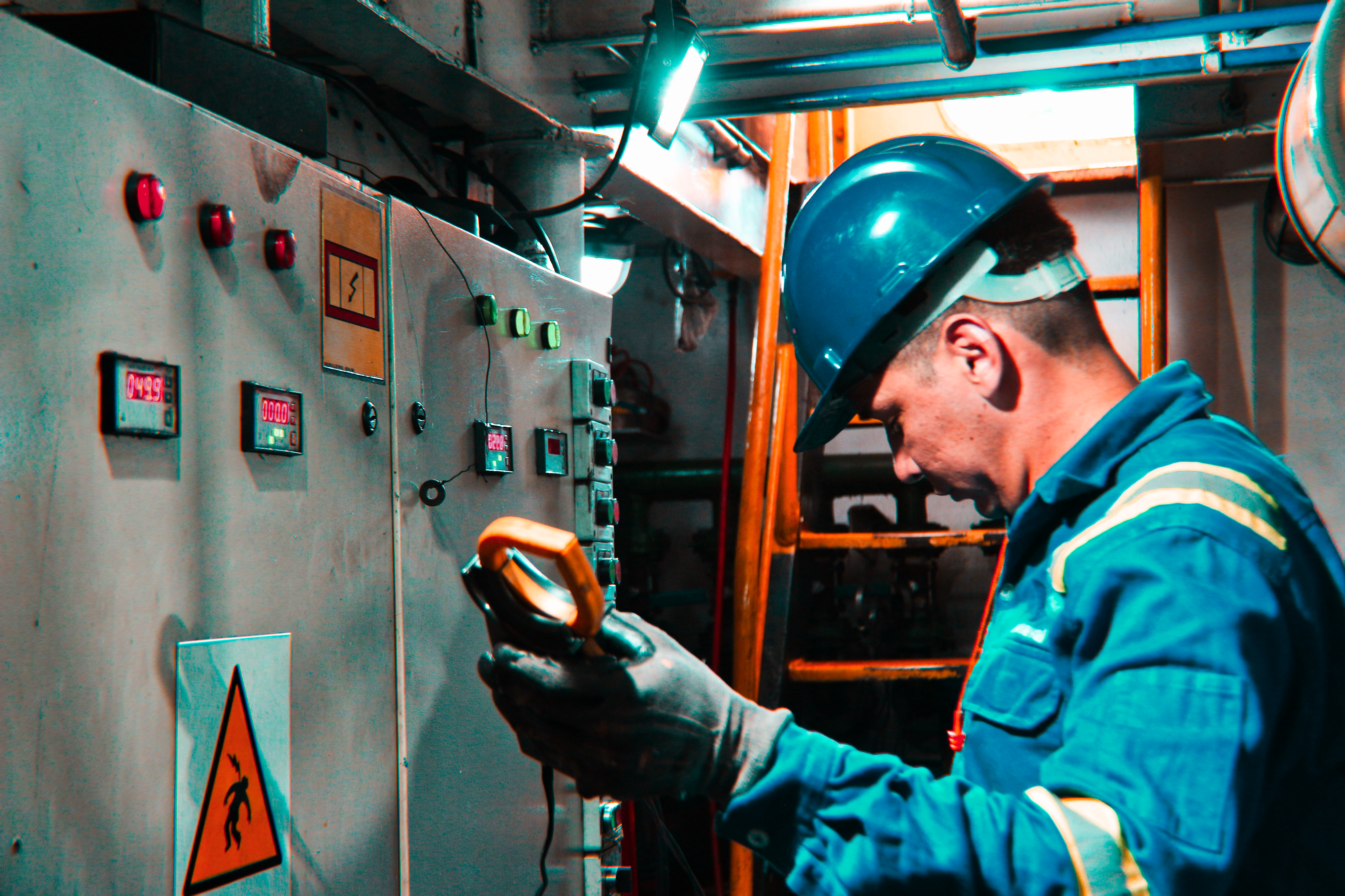 Técnico de Aeronaval trabajando en la sala de máquinas de un empujador