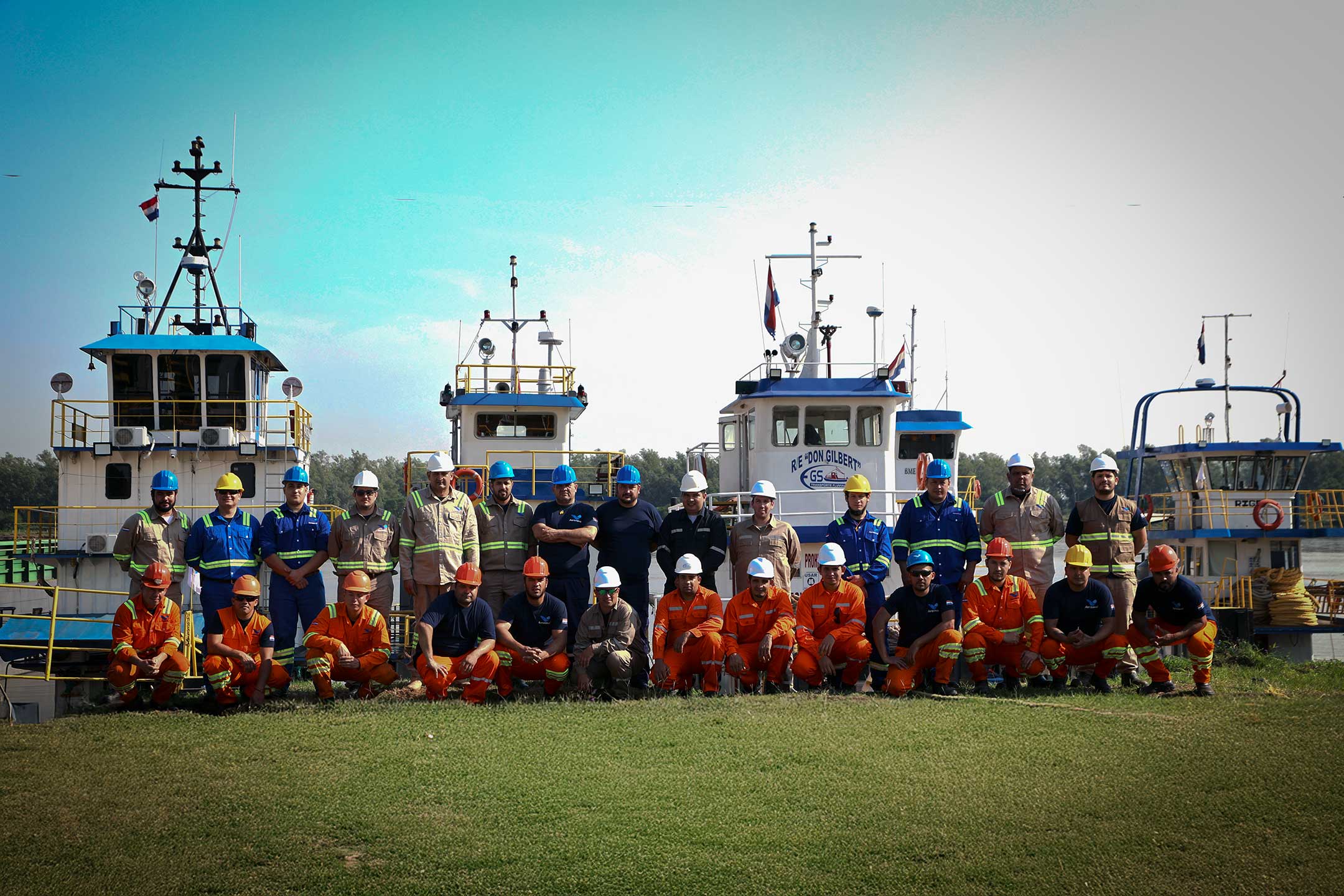 Equipo de Aeronaval frente a sus empujadores