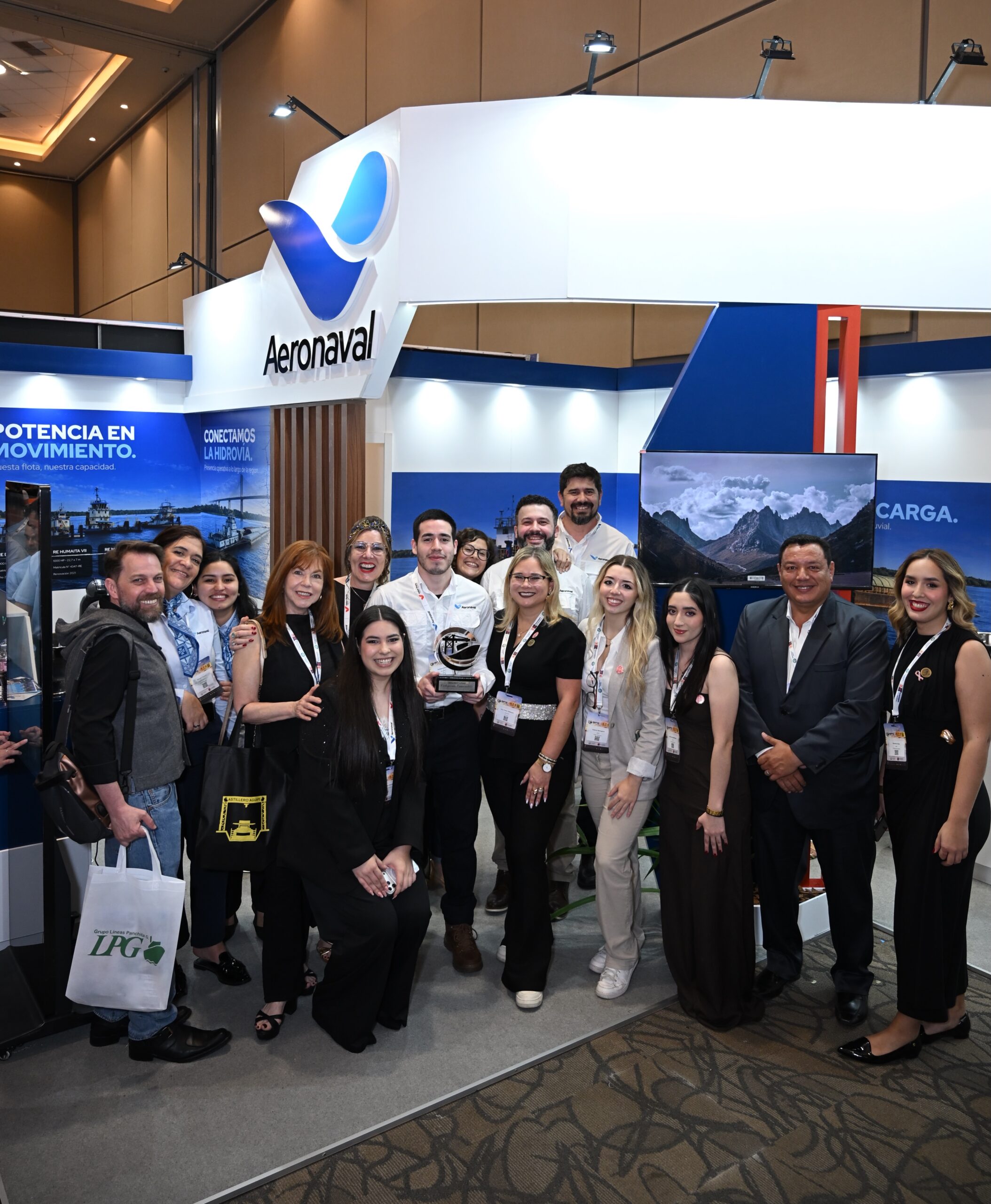 Equipo de Aeronaval con el reconocimiento de 2.º puesto en la Categoría Esmeralda del Boat Port Show 2026, en el stand E08