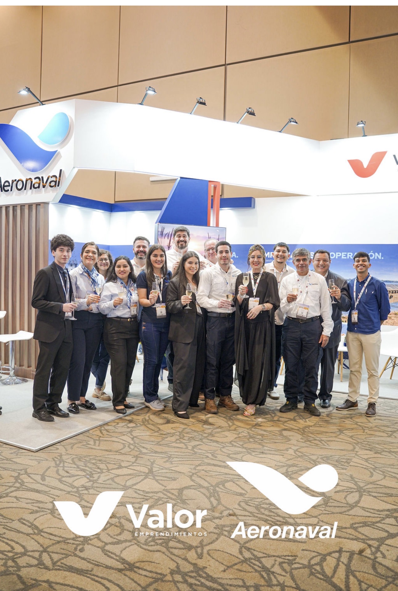 Brindis del equipo de Aeronaval y Valor en el stand E08 del Boat Port Show 2026