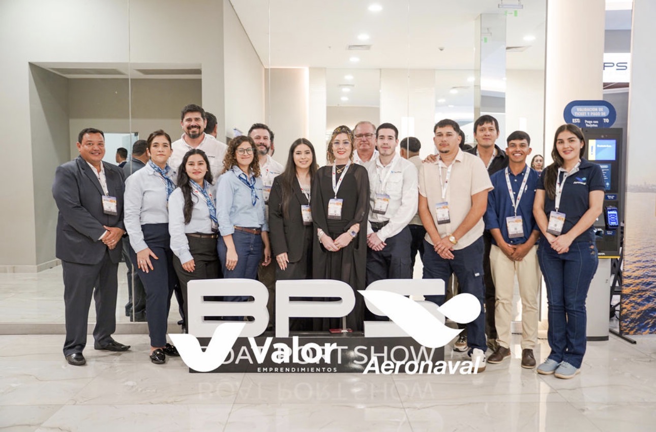 Equipo de Aeronaval y Valor Emprendimientos frente al logo del Boat Port Show 2026