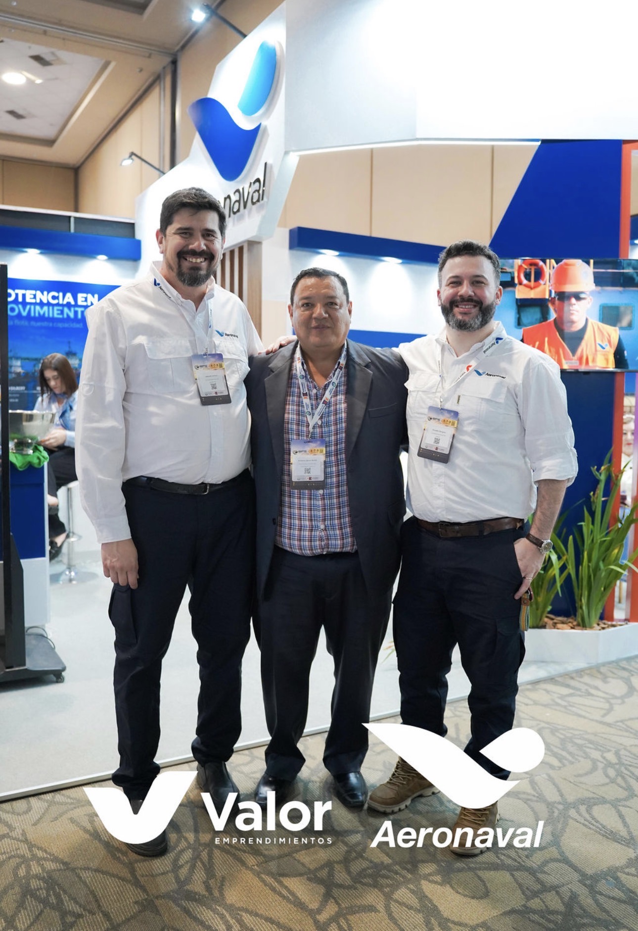 Integrantes de Aeronaval junto a un visitante en el stand E08 del Boat Port Show 2026