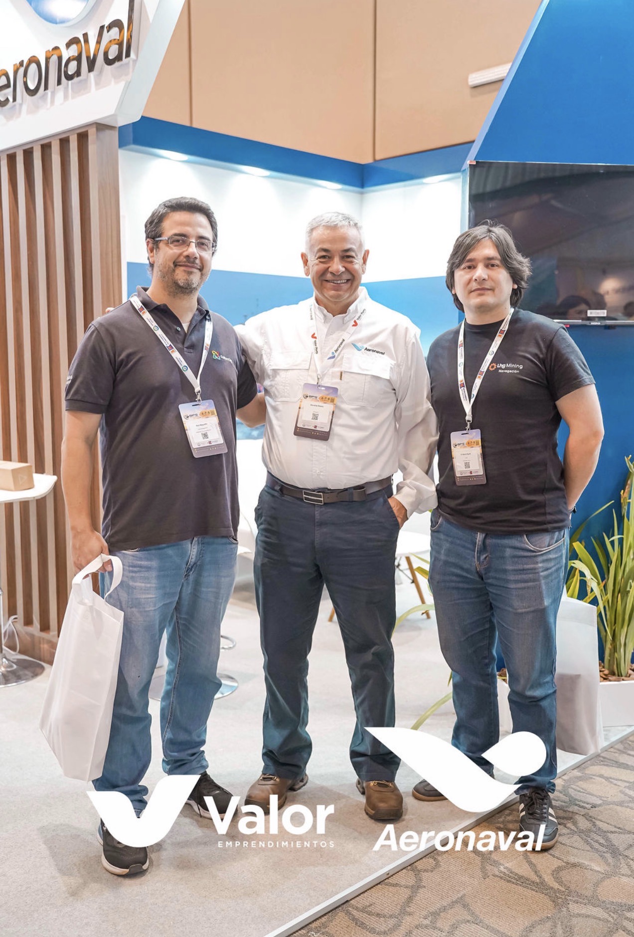 Directivo de Aeronaval con visitantes del sector naviero en el stand del Boat Port Show 2026