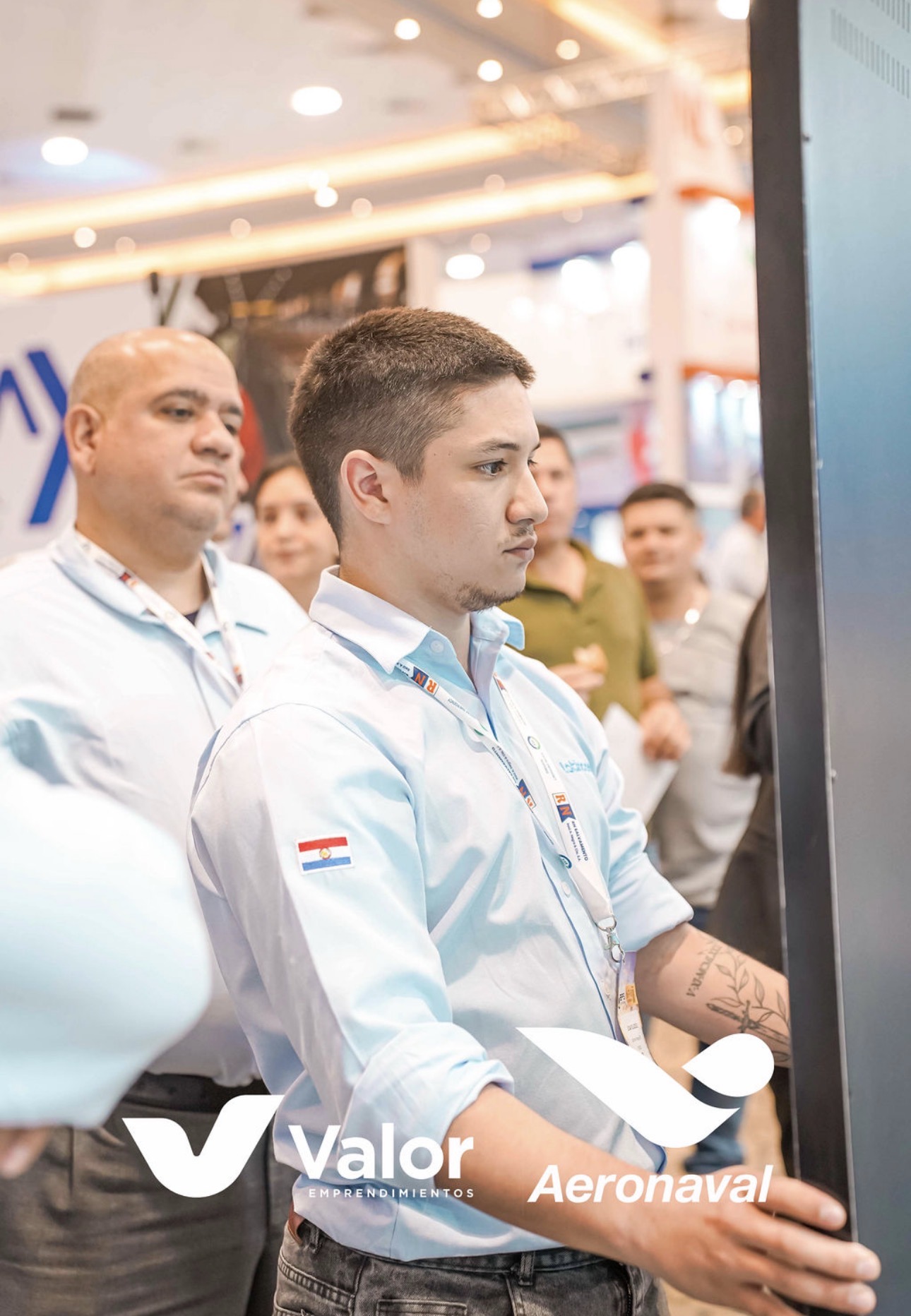 Visitante usando la pantalla interactiva del stand de Aeronaval en el Boat Port Show 2026