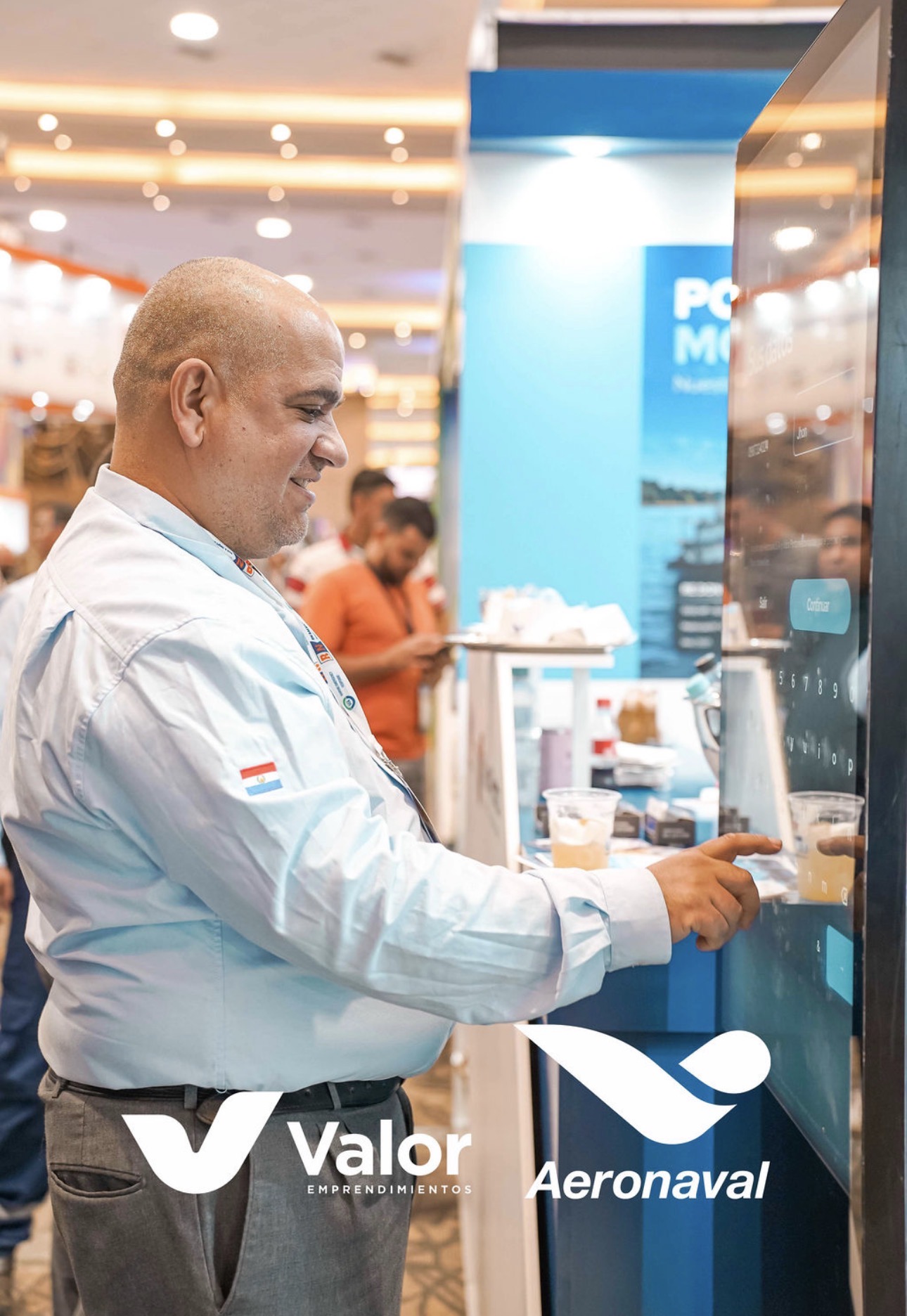Visitante participando en la pantalla interactiva del stand de Aeronaval