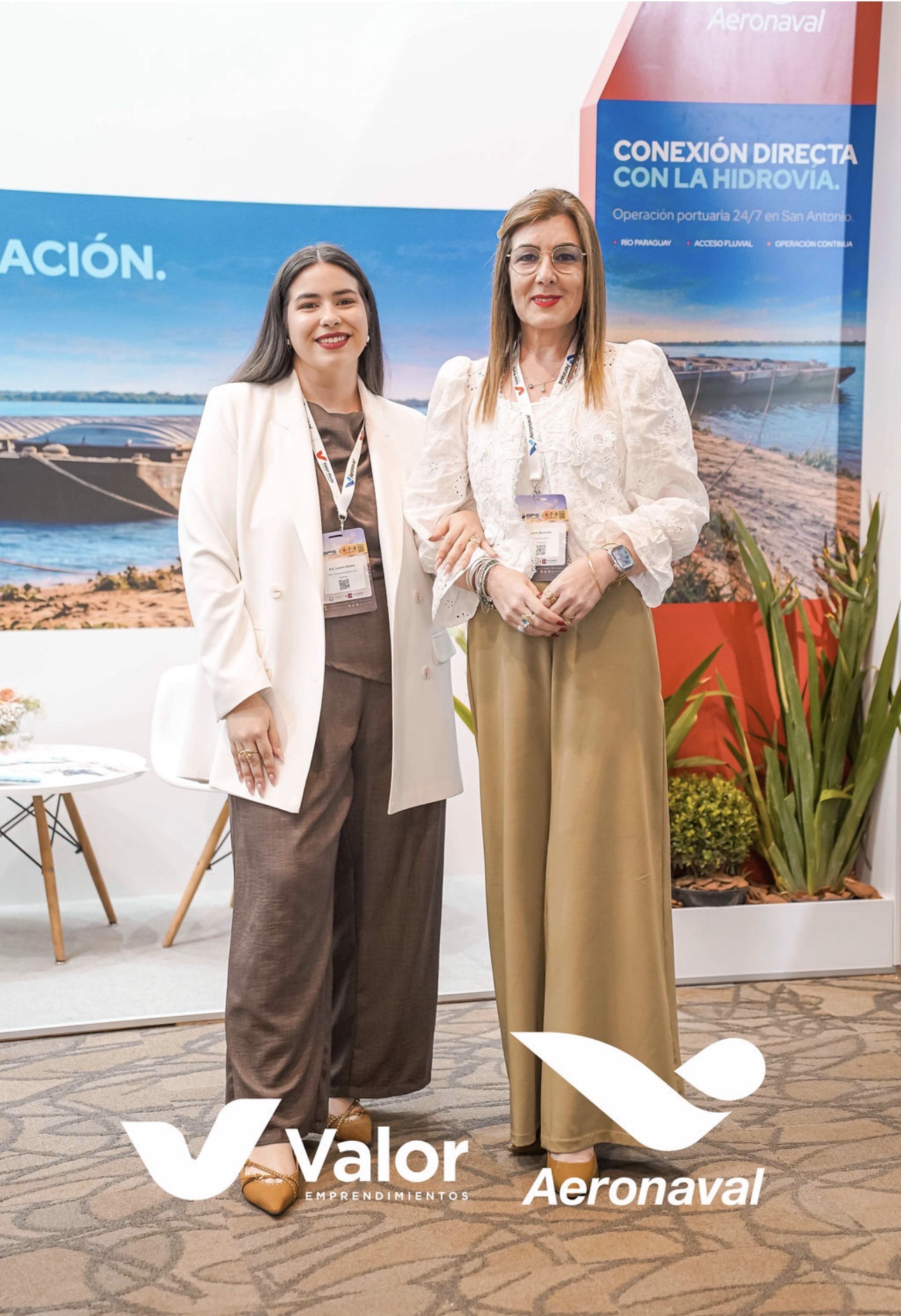 Integrantes de Valor Emprendimientos frente al panel Conexión directa con la Hidrovía en el Boat Port Show 2026